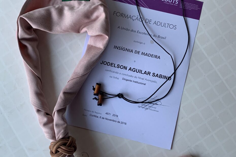 Lenço, colar e certificado da Insígnia de Madeira