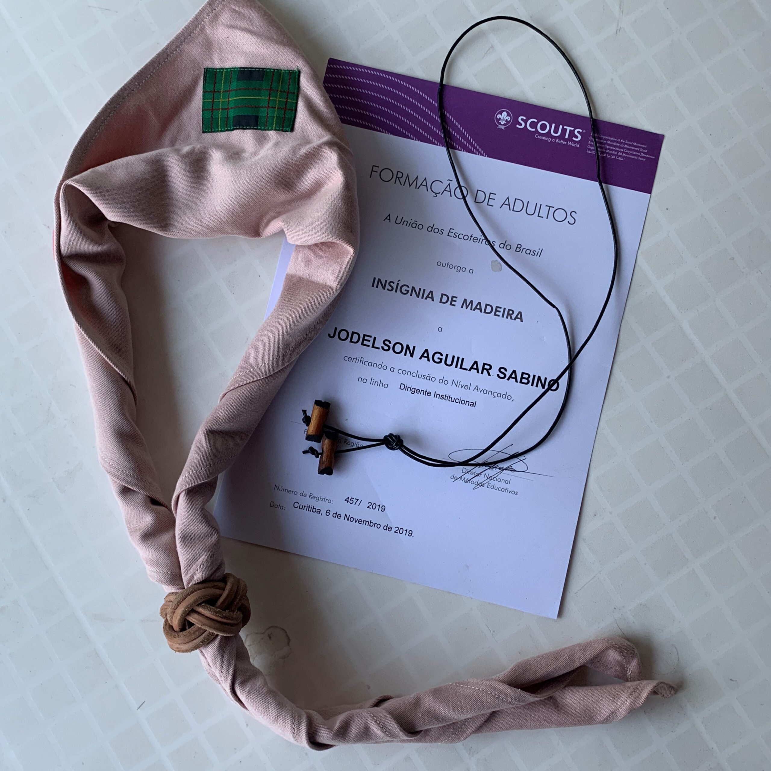Lenço, colar e certificado da Insígnia de Madeira